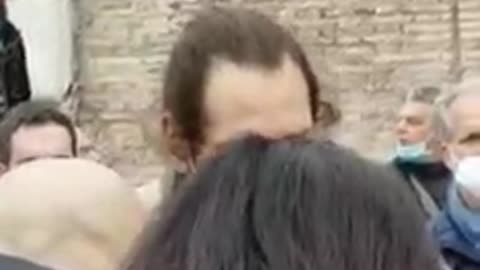 Un infermiere si presenta ad una manifestazione e parla