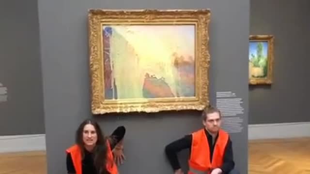 In Potsdam, "eco-activists" poured mashed potatoes on Monet's painting worth 111 million euros