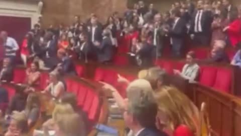 Macron battuto in parlamento NO al green pass