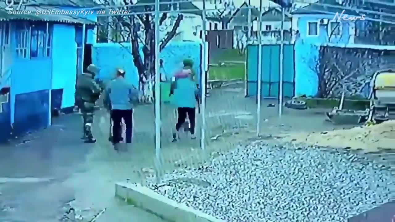 OMG 😰 Elderly Ukrainian couple confront armed Russian soldiers