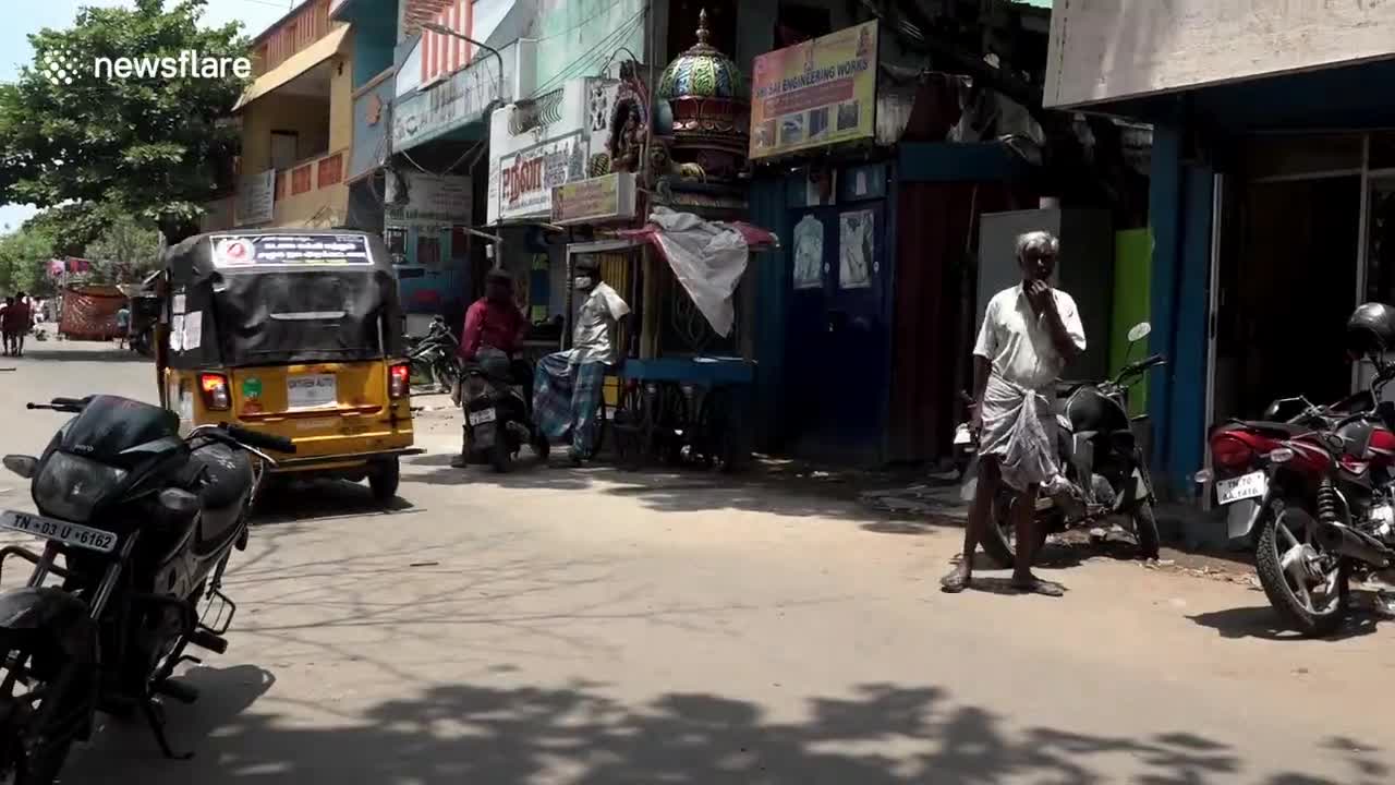 Auto-rickshaws provide oxygen to needy patients in south India