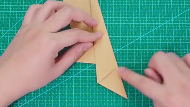 tutorial to make a boomerang out of origami paper