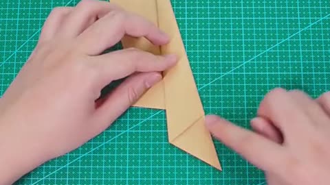 tutorial to make a boomerang out of origami paper