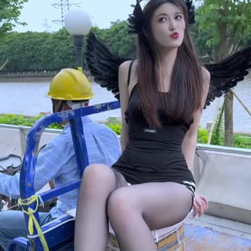 车模小姐姐被大爷带走了❤️@小乌苏Tina #路人视角 #车模美女 #身材很哇塞