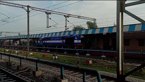 11517 Itarsi WDM-3D doing shunting at Kota Junction