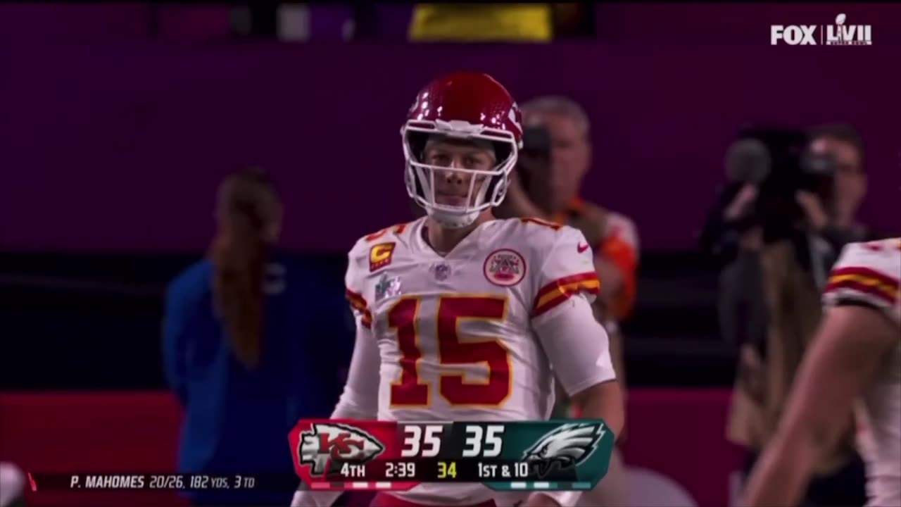 Mahomes faking an injury in Super Bowl LVII to outplay Hurts