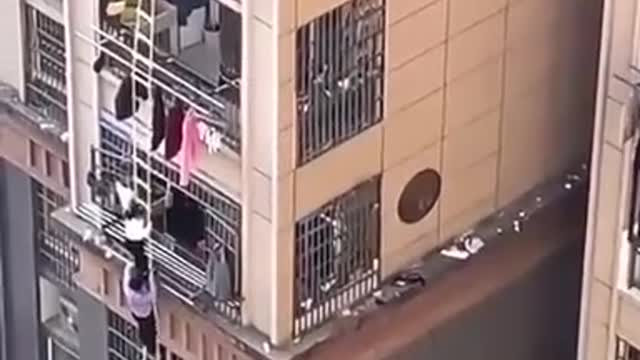 Residents in Shanghai have resorted to using rope ladders to escape quarantine lockdowns.