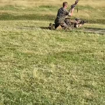 Ukrajinští vojáci přijíždějící z Británie, vycvičení podle standardů NATO