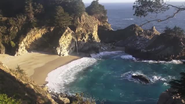 Relaxing Waves on Beach