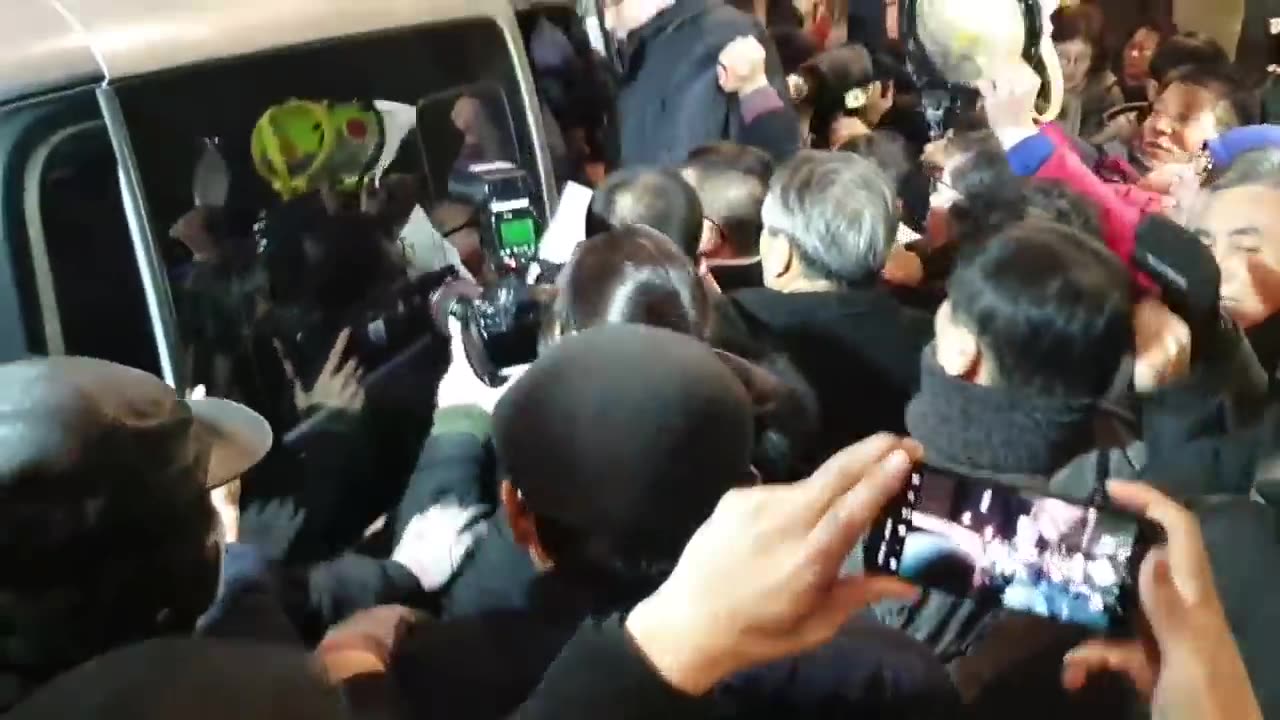 20191215_V3_S02(f2ChJs7gypU)왜곡보도의 달인들과 한판승부로 아수라장이 된 종로경찰서