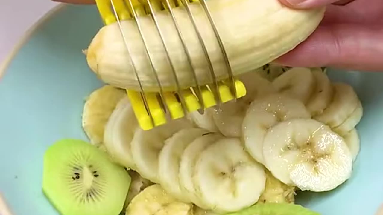 Fruit and vegetable salad cutter