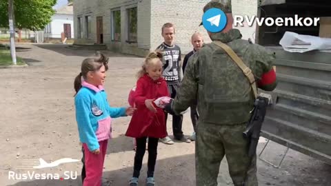 Ruská armáda rozdává humanitární pomoc v obci Peršotravneve v Žytomyrské oblasti