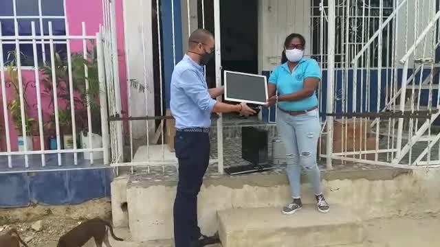 Seño Mabe recibe computador