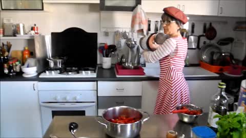 OLD-FASHIONED SICILIAN TOMATO SAUCE