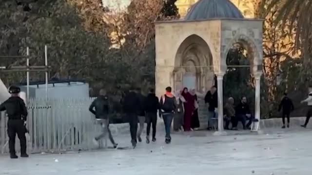 Clashes erupted inside Al-Aqsa mosque compound on second Friday of Ramadan -BREAKING NEWS