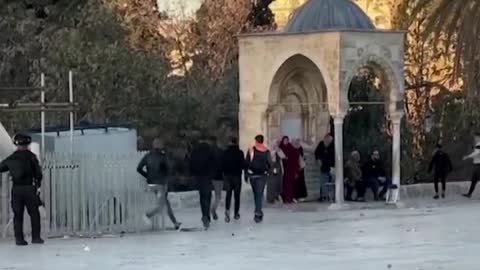 Clashes erupted inside Al-Aqsa mosque compound on second Friday of Ramadan -BREAKING NEWS