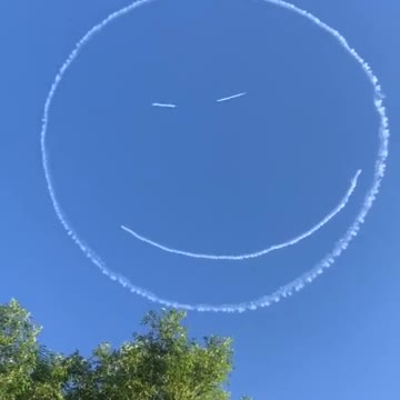 Pilots make giant smiley face in the sky
