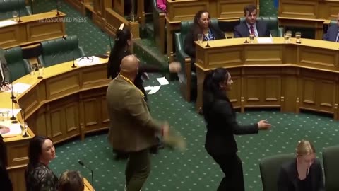 Lawmakers use haka to protest in New Zealand_s parliament(720P_HD)