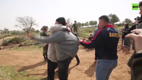 I palestinesi si scontrano con le forze israeliane nazionaliste sioniste quindi naziste che dispiegano gas lacrimogeni contro i manifestanti palestinesi nel villaggio di Qusra