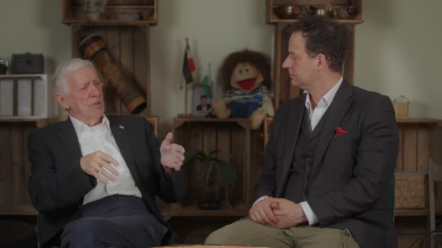Hans-Joachim Müller & Daniel - Zeitungen schreiben von Tageskorrektur ab, schauspielende Wirbellose