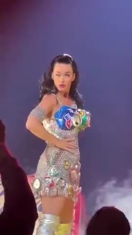Crazy! Going viral everywhere right now: What's going on with Katy Perry? Short malfunction?