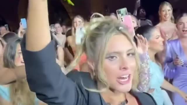 @Lele Pons atrapó muchos ramos hasta que por fin @guaynaa le propuso #matrimonio 💐😂