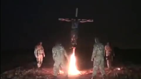 Le bataillon Azov crucifie les prisonniers russes !