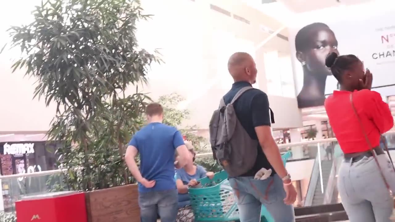 THE ESCALATOR PRANK