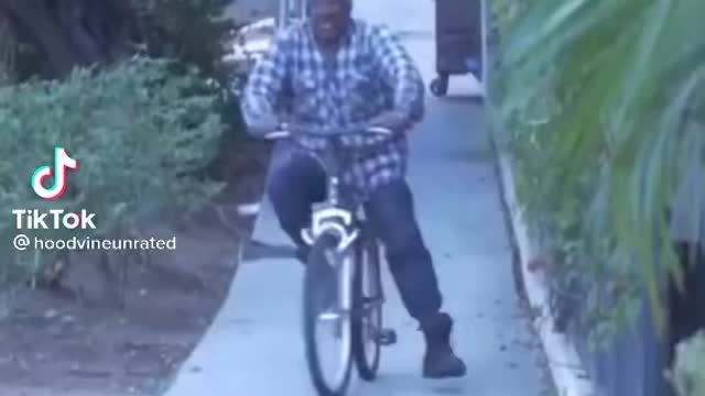 He stealing a bike 😂