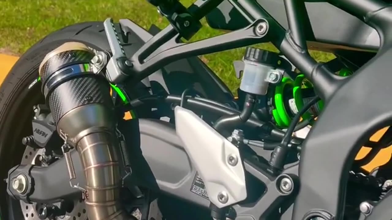 Tuned Kawasaki Ninja ZX4RR start up sound and revs💚