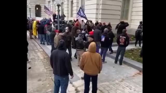 Trump Supporter Yelling at Capitol Police for Backup!