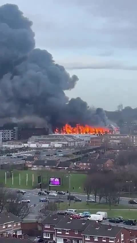 🚨BREAKING: Huge fire broke out in the Liverpool city, England