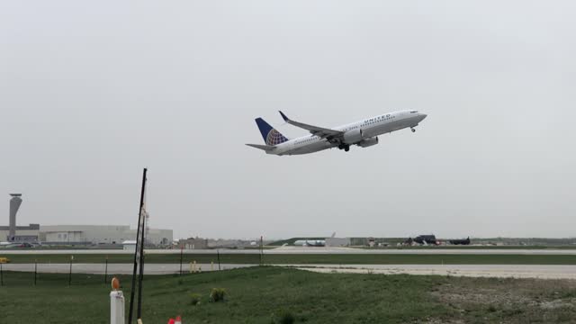 United Airlines Boeing B737 beautiful take off