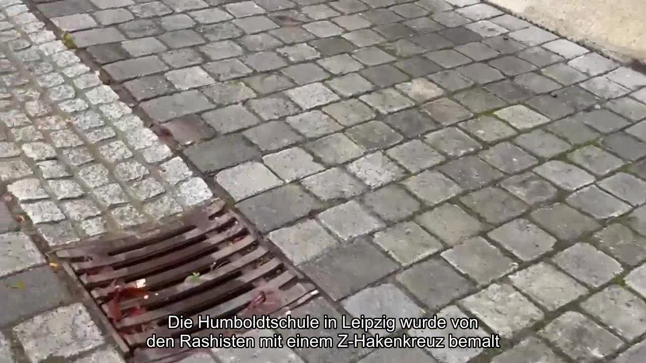 ️Die Humboldtschule in Leipzig wurde von den Rashisten mit einem Z-Hakenkreuz bemalt