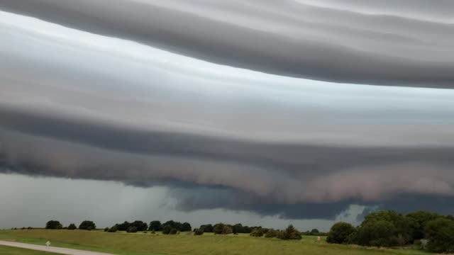 Stunning Shelf Cloud Streaks Across Sky