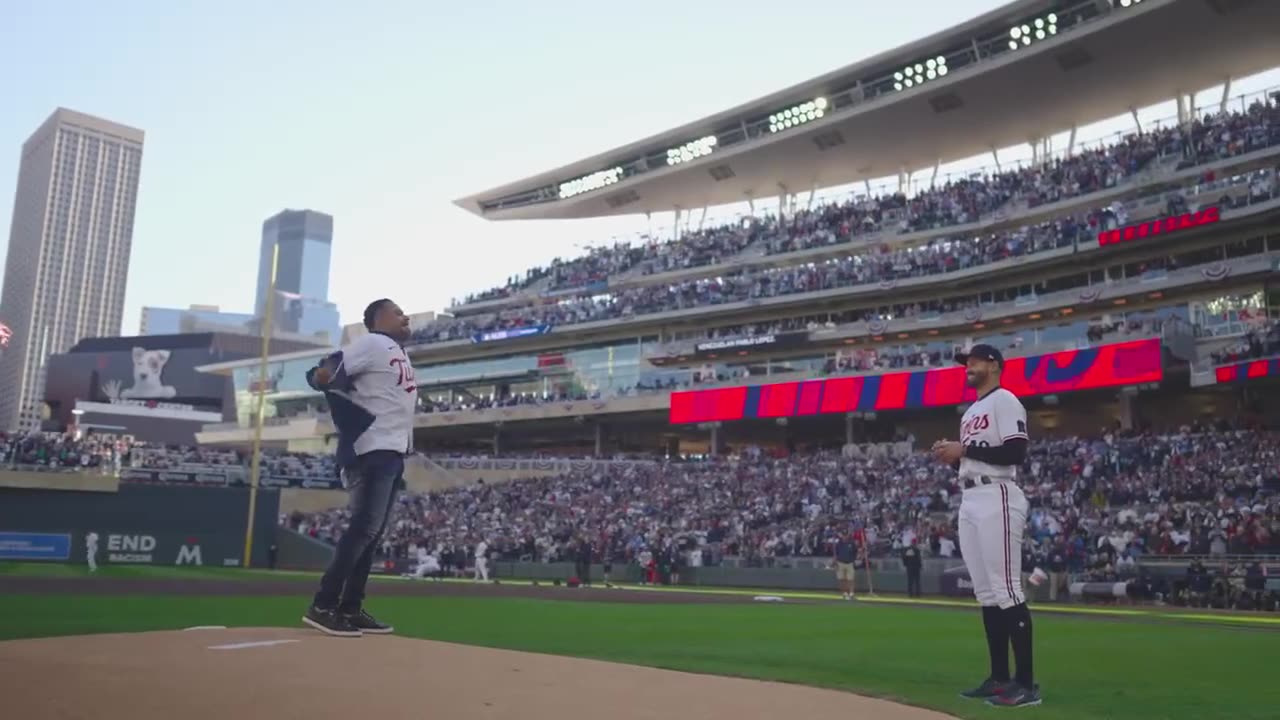 Johan Santana volvió a lanzar para los Mellizos en un emotivo encuentro