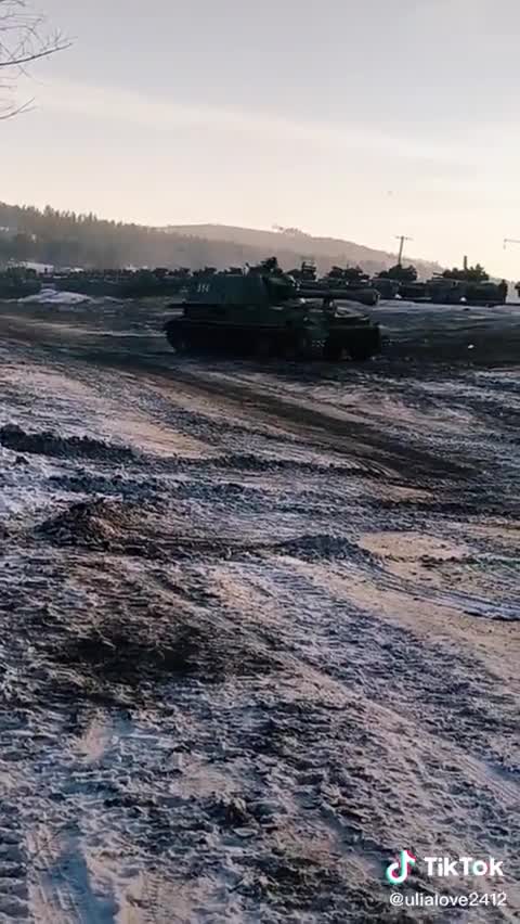 Russian tanks and SPGs loaded on to trains Naushki