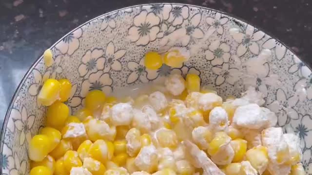 Coat the corn kernels with flour