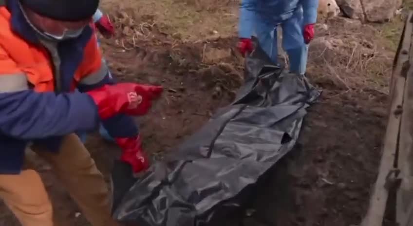 The burial of civilians who died from bombings by Russian invaders in Mariupol #Ukraine