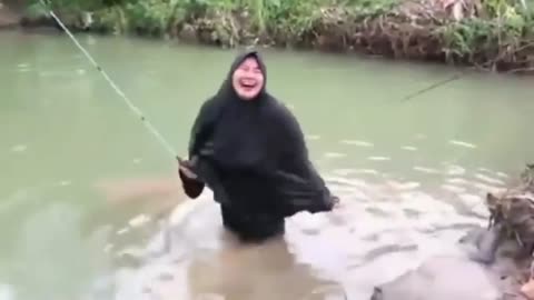 The moments of a mother who fell into the pool while fishing