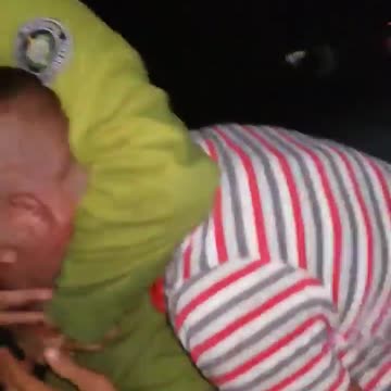 POLICIA CUBANA Y AUXILIARES CIVILES GOLPEANDO PERSONAS