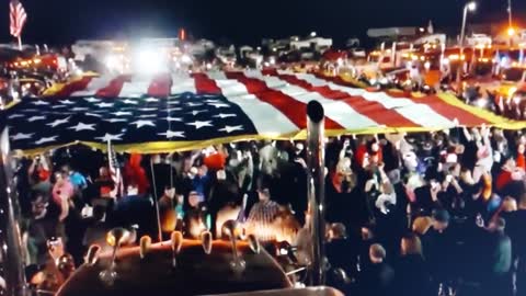 People's convoy opens large flag