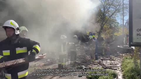 Los rescatistas trabajan en el sitio de un golpe a un edificio residencial en Kyiv.