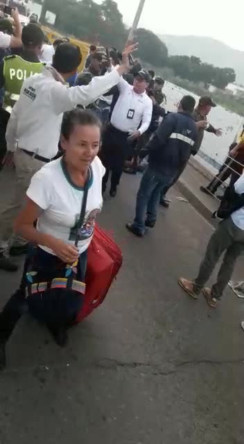 Hombres de la Guardia Venezolana rompieron la barrera y desertaron 3