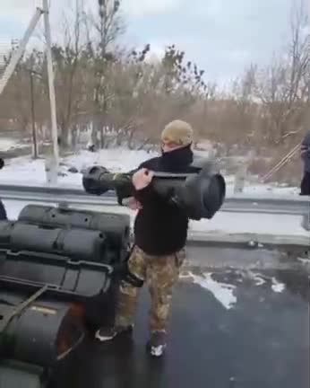 THỢ SĂN ĐOÀN XE NGA VÙNG HADIACH NHẬN LÔ TÊN LỬA NLAW ĐẦU TIÊN!!!