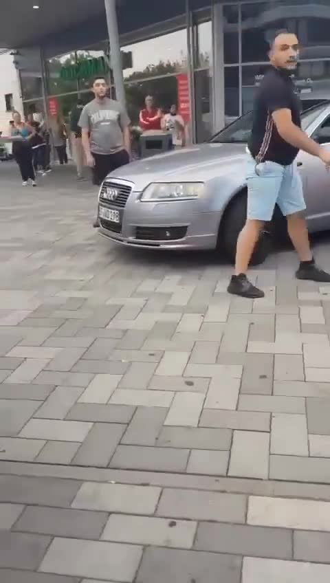 Deutschland Bonn ,Tannenbusch Center, Rudel Einmann und ein Parkplatz