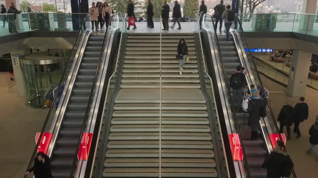 Nice Time Lapse Video Of People using Escalators and Stairs at a Mall