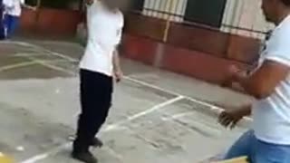 Estudiante de 13 años amenazó a docente con un cuchillo en Bucaramanga