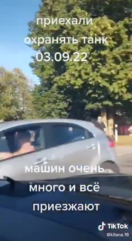 Obyvatelé Narvy v Estonsku hlídají pomník osvobození s tankem T-34.