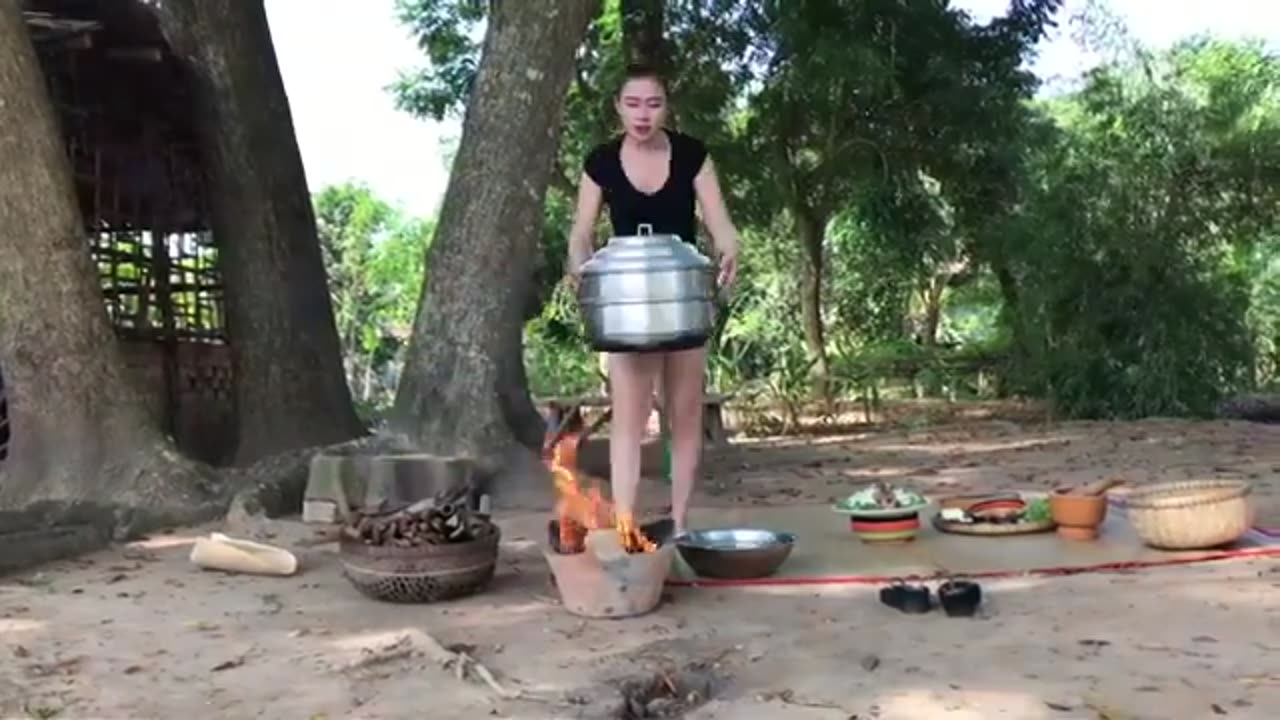 Amazon cooking girl showSteamed red tilapia with broccoli